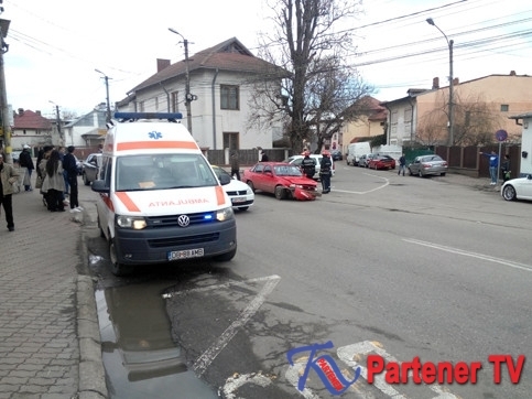 VIDEO. O gumă de mestecat i-a distras atenţia unui şofer