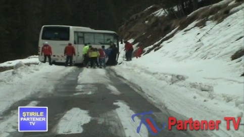 VIDEO. Un autocar plin cu turişti s-a pus de-a curmezişul în masivul montan dâmboviţean Bucegi