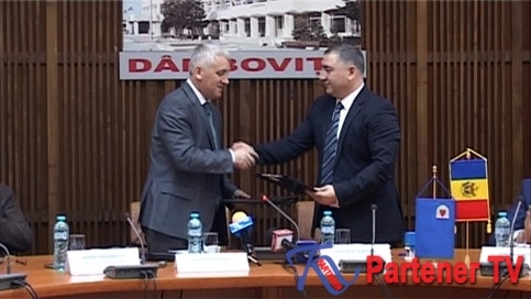 VIDEO. CJ Dâmboviţa susţine investiţiile de peste Prut. S-a semnat contractul de finanţare pentru grădiniţa pe care CJ Dâmboviţa a decis să o construiască în Ruseştii Noi