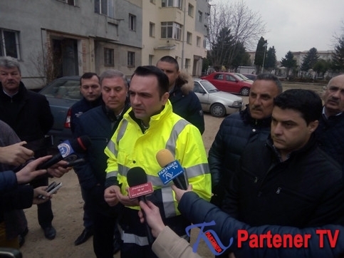 VIDEO. Târgovişte: Se lucrează intens la modernizarea parcărilor de pe strada Pandurilor şi la locul de joacă din microraionul nr.2