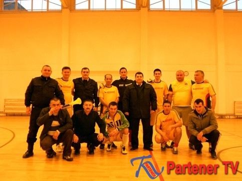 Jandarmii dâmboviţeni au lăsat uniforma de serviciu şi au luat echipamentul de fotbal