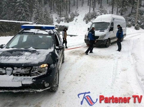 VIDEO. Jandarmii montani dâmboviţeni au sărit în ajutor unor turişti din Olt