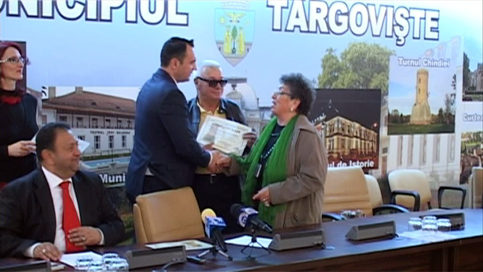 VIDEO. Târgovişte: 12 cupluri de vârstnici care au împlinit 50 de ani de căsătorie, premiate de municipalitate