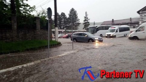 FOTO. Ploaia torenţială a paralizat tot oraşul Pucioasa. Puteţi lăsa maşina şi luaţi barca!
