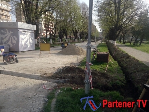 VIDEO. Parcul Mitropoliei din Târgovişte în plin proces de modenizare