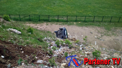 O mașină s-a răsturnat într-o râpă din zona Padina-Peştera. Salvamontiştii şi jandarmii le-au venit în ajutor