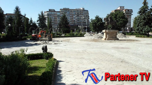 VIDEO. Au început lucrările de reabilitare şi modernizare a Pieţei „Mihai Viteazul”