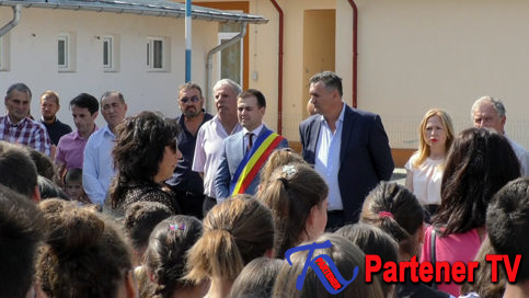 VIDEO. La Răzvad, început de an şcolar plin de emoţii, bucurii şi daruri