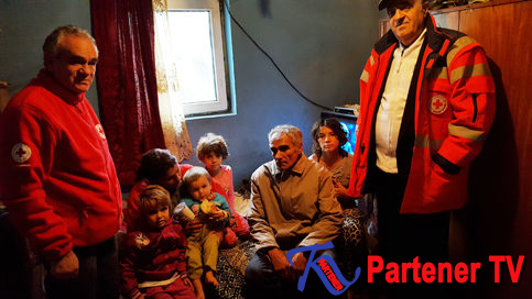 Crucea Roşie Dâmboviţa a dus ajutoare la familia Badea din Ulieşti, rămasă fără casă