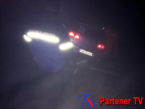 Din cauza ceţii, un turist a ajuns cu maşina într-o râpă din zona Dichiu