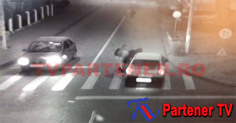 VIDEO. Tânăr lovit de maşină pe o trecere de pietoni din Titu