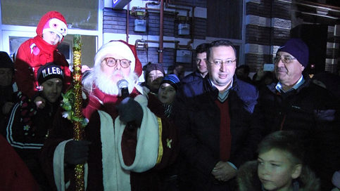 VIDEO. Moş Crăciun a sosit vineri, la Pucioasa, cu „Săgeata Albastră”