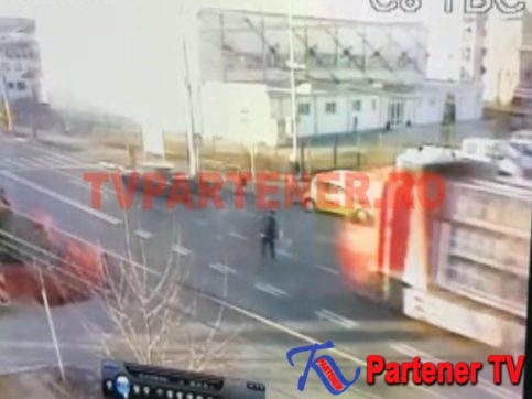 VIDEO. La Moreni, un bărbat a fost lovit de un tir