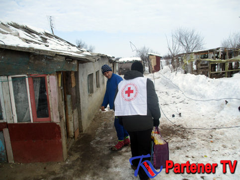 Crucea Roșie Română și Canon România ajută cu alimente familiile nevoiașe din Dâmbovița afectate de vremea rea
