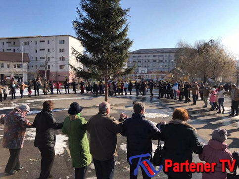 La Fieni, s-au prins în Hora Unirii, cu mic cu mare toți cei aflați în Parcul Central