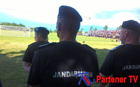 Jandarmii în mijlocul cetățenilor la „Serbările Băilor Pucioasa”