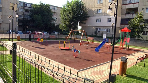 VIDEO. În cartierul CFR, strada Păcii, s-a dat în folosinţă un nou loc de joacă