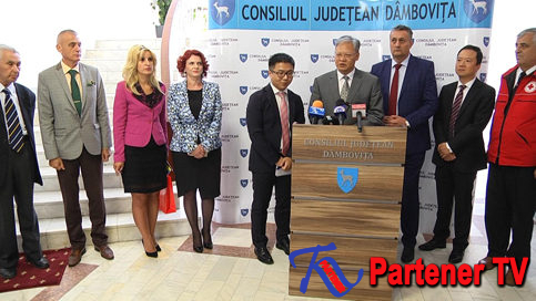 VIDEO. Declaraţii de presă susţinute de Alexandru OPREA, Președintele Consiliului Județean Dâmbovița, și Excelența Sa Xu FEIHONG, Ambasadorul Republicii Populare Chineze, cu prilejul vizitei în județul Dâmbovița