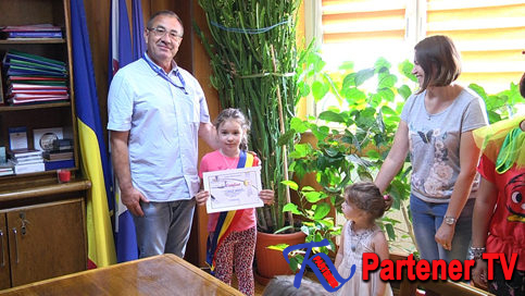VIDEO. Fotoliul primarului Constantin Ana a fost în pericol. Sute de copii au fost „Primar pentru o zi” la Pucioasa