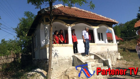 VIDEO. Cu sprijinul Crucii Roşii Dâmboviţa, bisericii şi al sătenilor s-a reconstruit o casă arsă