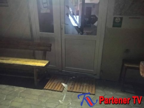 VIDEO. Un urs a devastat ușa sediului Salvamont Dâmbovița