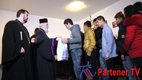 VIDEO. Arhiepiscopia Târgovişte a oferit daruri copiilor de la Centrul “Sfântul Ierarh Nicolae”şi Centrul “Floare de colţ”