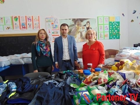 Un strop de bucurie şi fericire: Alimente, îmbrăcăminte, rechizite școlare și dulciuri pentru 53 de copii din Răzvad