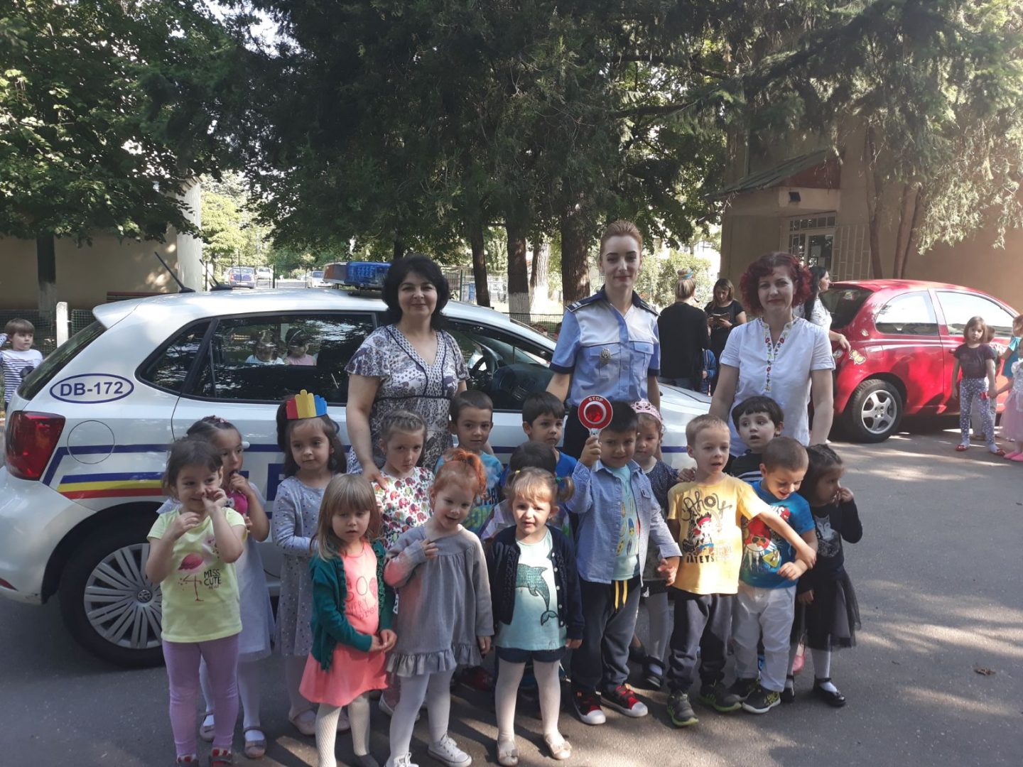 Poliţiştii şi pompierii dâmboviţeni, oaspeţi de seamă la Grădinița Nr.8 “ Rază de Soare ” din Târgovişte