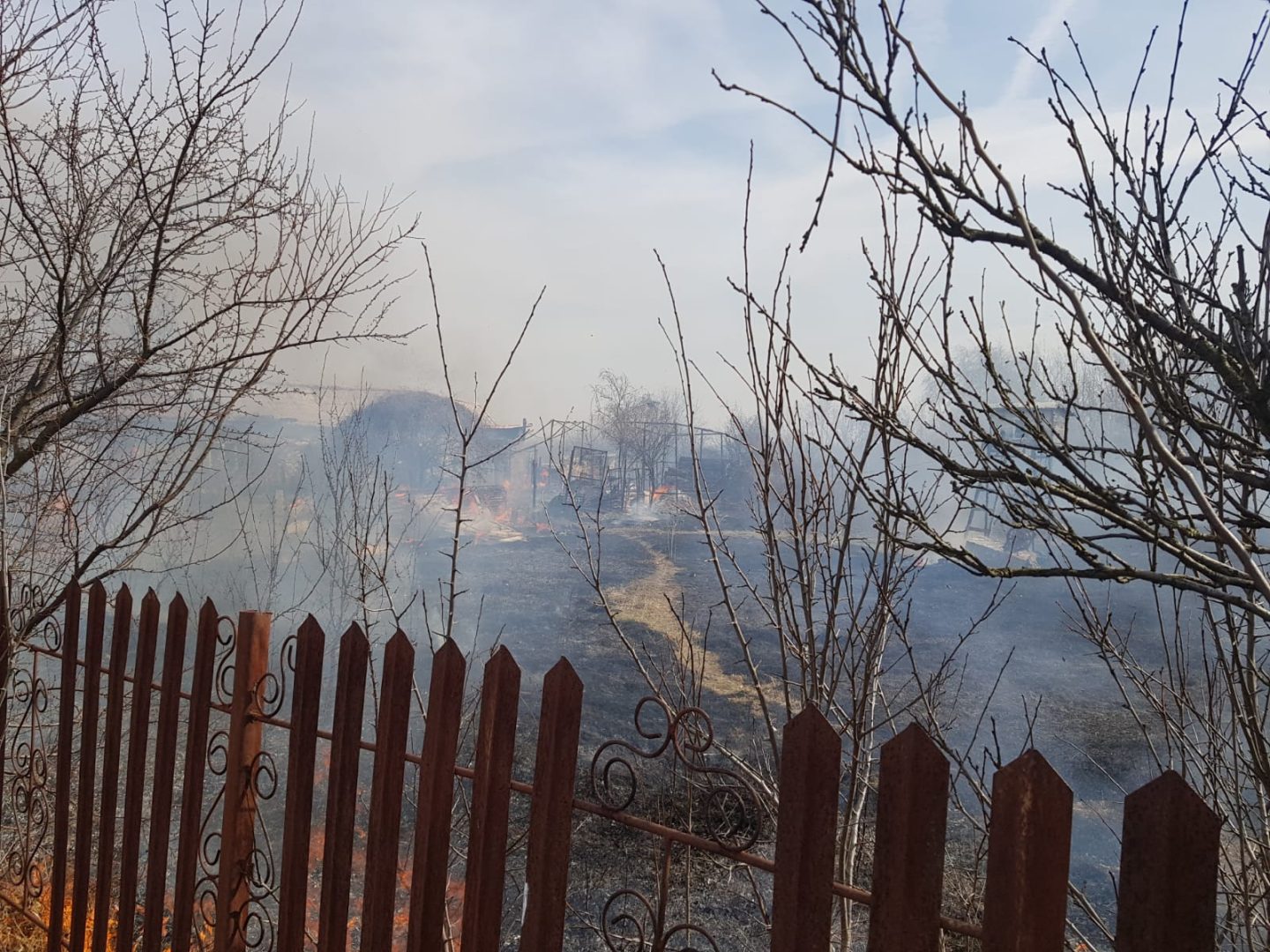 VIDEO. RĂCARI- MAVRODIN : A DAT FOC SĂ CUREȚE TERENUL, DAR A INCENDIAT CASA SA ȘI A VECINULUI