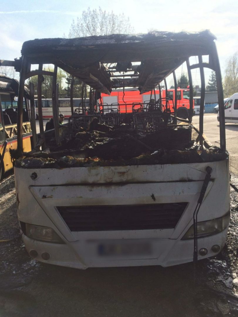 Două autobuze s-au făcut scrum, focul a fost pus