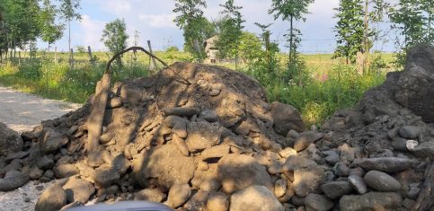 VIDEO. Dezastrul de pe DJ 712 A Râu Alb – Runcu şi afacerile băieţilor deştepţi cu lucrări de pietruire , girate de vicepreşedintele CJ, Alin Manole