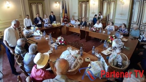 VIDEO. 11 cupluri care au aniversat 50 de ani de la căsătorie, premiate de „Zilele Cetăţii Târgovişte ”