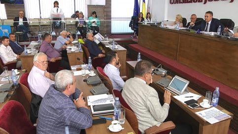 VIDEO. Aroganţă, jigniri şi lipsă de transparenţă când se cere socoteală despre cheltuielile privind ziarul Consiliului Judeţean Dâmboviţa