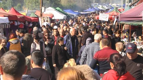 VIDEO. Târgul de Sfântul Dumitru de la Fieni, un eveniment de tradiţie ce reface atmosfera târgurilor de altădată