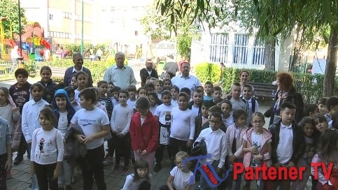 VIDEO. „Povestea celor trei purceluşi” a adus bucuria şi zâmbetul pe chipul a 200 de şcolari, oaspeţii preşedintelui Tudorică Răducanu
