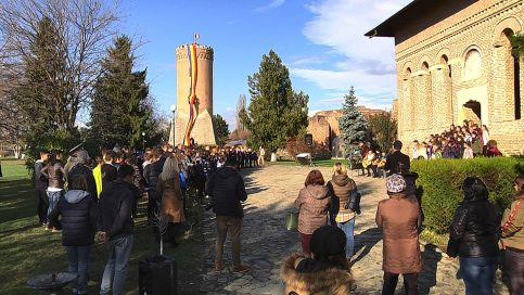 VIDEO. La Târgovişte, Drapelul României, purtat pe străzile fostei cetăţi de scaun şi arborat pe Turnul Chindiei