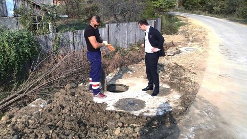 VIDEO. Se lucrează la introducerea reţelei de canalizare şi asfaltarea a 8,8 km de străzi, investiţii majore pentru comunitatea din Răzvad