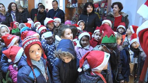 VIDEO. Atmosferă de poveste la Crucea Roşie Dâmboviţa: Moş Crăciun şi micii colindătorii