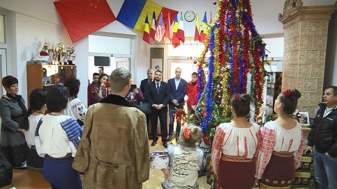 VIDEO. Crucea Roşie Dâmboviţa este gazdă primitoare pentru cetele de colindători
