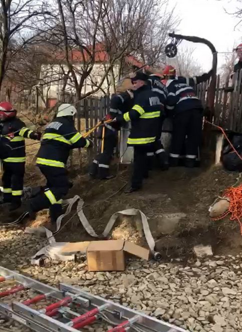Persoană căzută într-o fântână în comuna Vârfuri