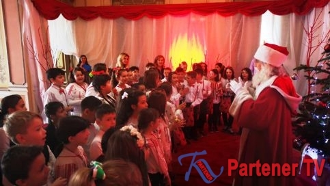 Primariei Municipiului Târgovişte şi Moş Crăciun i-au primit pe colindători