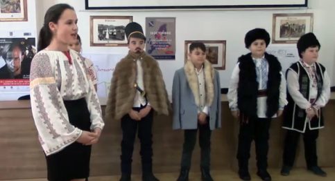 VIDEO. Mica Unire, sărbătorită la Liceul Teoretic „ Ion Ghica ” Răcari . Elevii,profesorii, administraţia locală şi comunitatea s-au prins în Hora Unirii