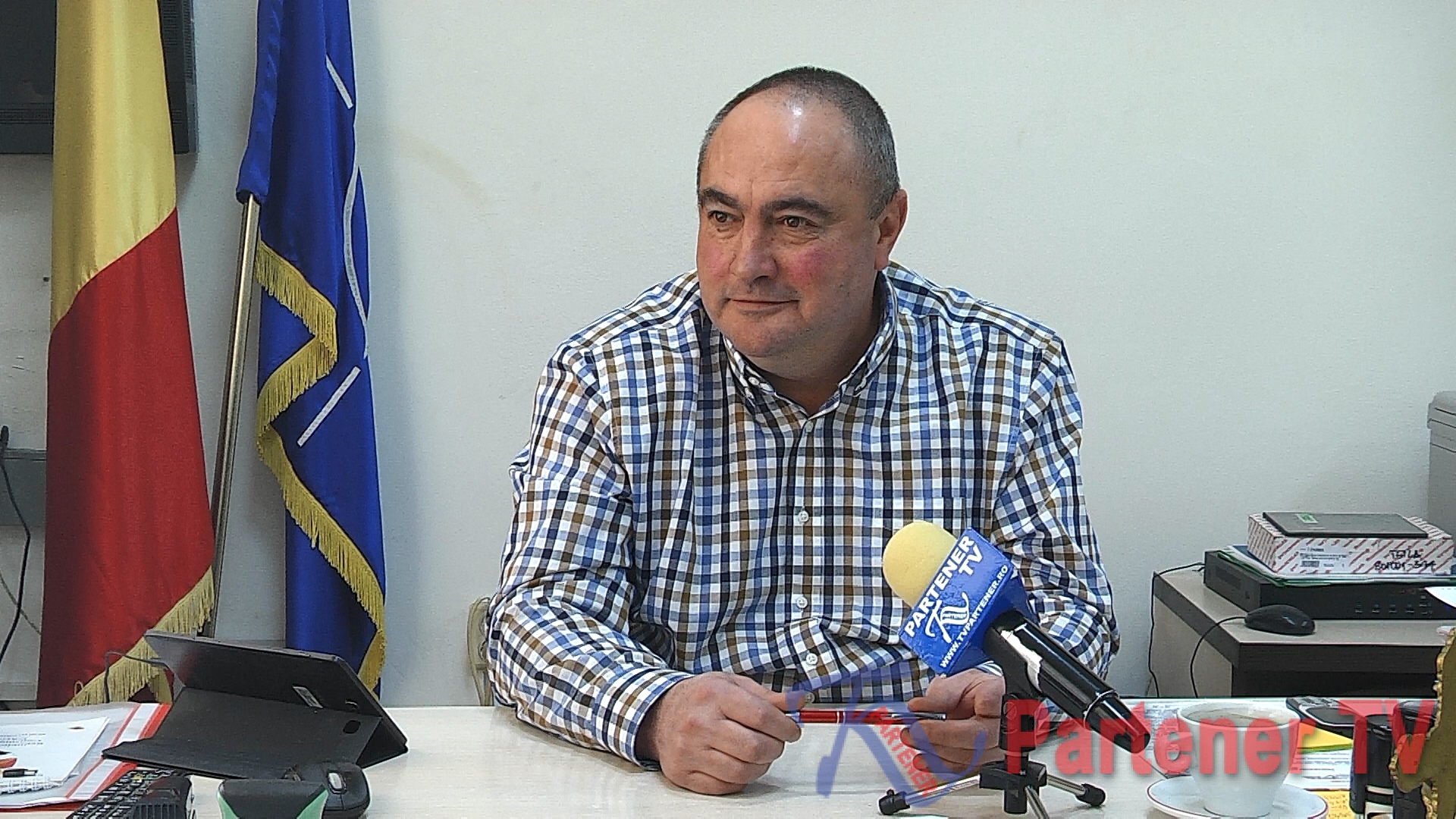 Comuna dâmbovițeană Voinești este o comună cochetă de pe Valea Dâmboviței, cu oameni gospodari şi inimoşi. Trecând prin comună vezi străzi asfaltate, apă curentă şi canalizare, şcoli modernizate, case îngrijite, planții întregi de meri, cu alte cuvinte simţi dragoste care i-o arată locuitorilor ei. Omul care a schimbat radical fața comunei dâmbovițene Voinești, este primarul Gabriel Dănuț Sandu, care, împreună cu echipa sa din cadrul Primăriei Voinești a găsit mereu soluţii la problemele cu care se confruntă astăzi, o administraţie locală din mediul rural.