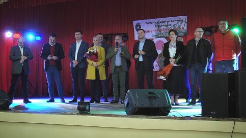 VIDEO. Dragomireşti: Petrecere de 8 Martie, cu muzică populară, muzică uşoară, dansuri moderne şi poezie