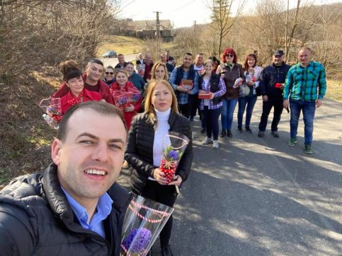 Primăvara a început cu flori şi zâmbete la Răzvad