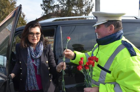 Răcari: Zâmbete şi flori împărţite de poliţiştii locali de 8 martie