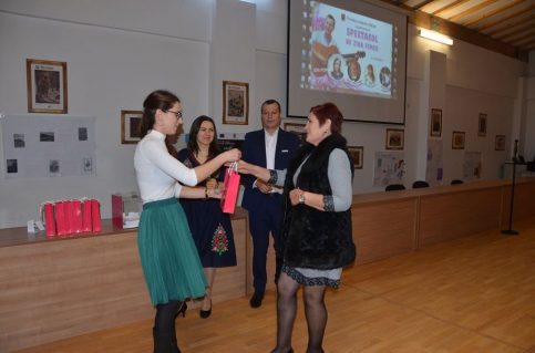 VIDEO. De 8 martie, un dar muzical pentru doamnele şi domnişoarele din oraşul Răcari