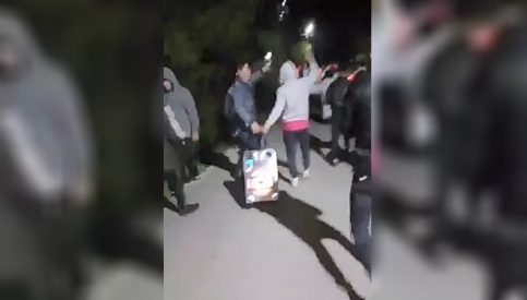 VIDEO. În noaptea de Înviere, au petrecut pe stradă și la cimitir în satul Vizurești, s-a încheiat cu amenzi și mascați
