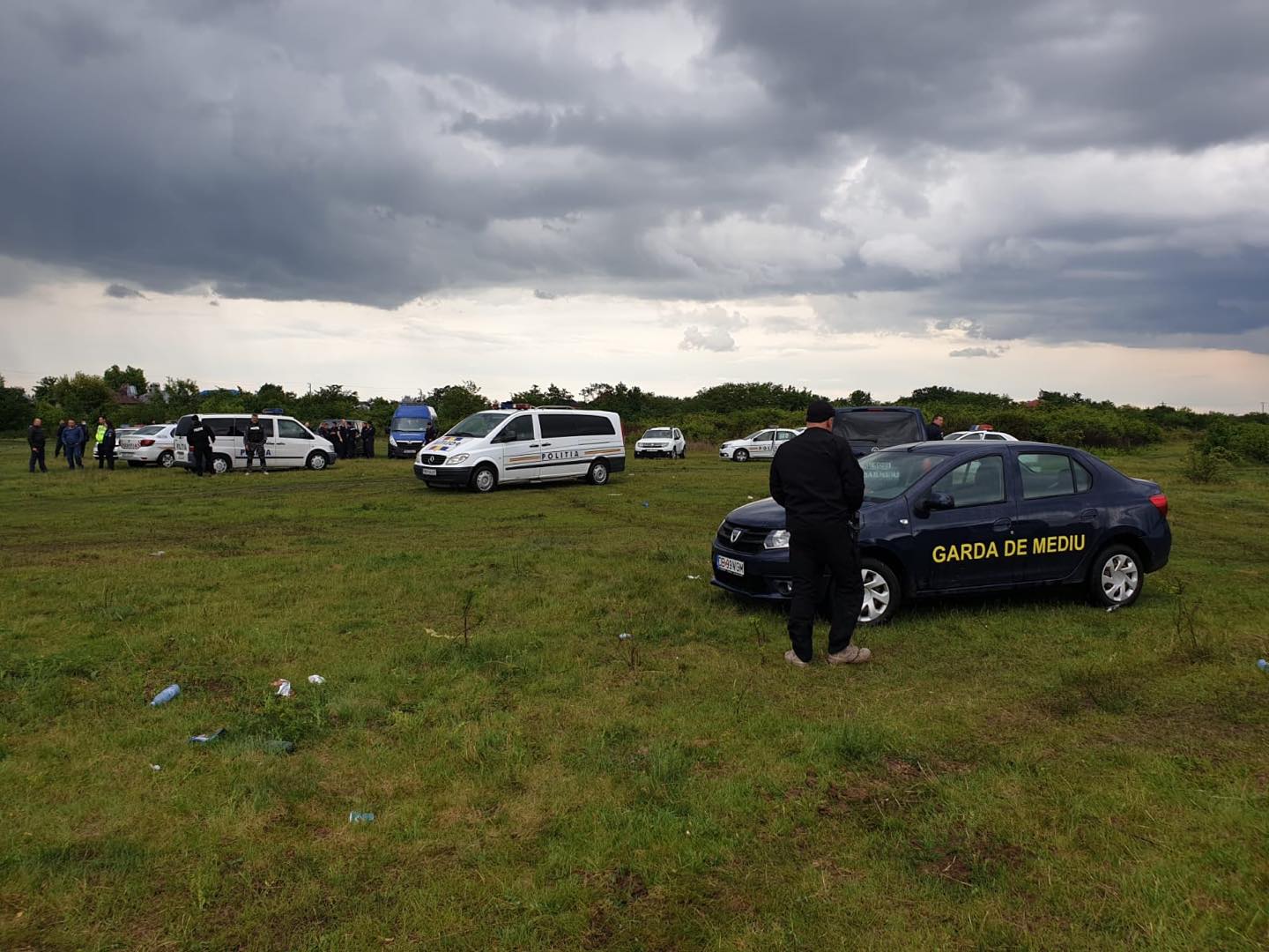 Astazi, 29 mai, polițiștii din cadrul Inspectoratului de Politie Judetean Dâmbovița au fost solicitati de reprezentanții Gărzii de Mediu Dâmbovița pentru a acorda sprijin în vederea efectuării unui control pe raza localitatii Mătăsaru. Pentru prevenirea unor fapte antisociale și pentru mentinerea unui climat de ordine si siguranta publică, precum și din cauza faptului că mai multe persoane s-au strâns în zona respectivă, 90 de polițiști din cadrul Inspectoratului de Poliție Județean Dâmbovița, 50 de jandarmi, cat si luptatori din cadrul Serviciului pentru Actiuni Speciale s-au deplasat la fata locului. Nu au fost înregistrate fapte de natura penala sau contravențională.