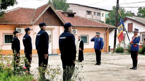 Patru elevi aflați în stagiul de practică la Jandarmeria Dâmbovița au depus jurământul militar